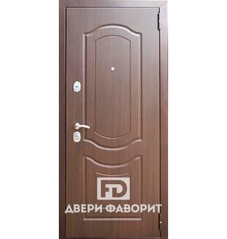 Парадная дверь с трехконтурным уплотнителем в квартиру