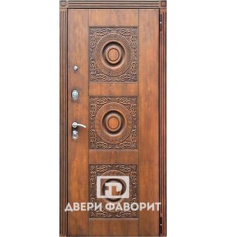 Парадная дверь в квартиру с трехконтурным уплотнителем и двумя замками